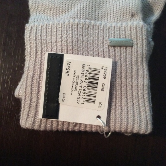 *NWT* Beautiful Ice Grey Coach Gloves🧤 & Scarf 🧣 - Picture 3 of 8
